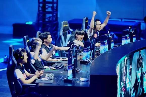 s1mple回应近期天梯低水平表现：有时候是朋友在打